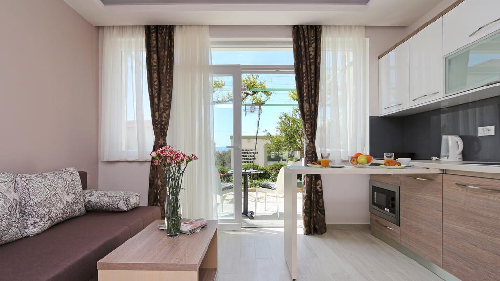 Apartments Hermes Tucepi Exterior photo